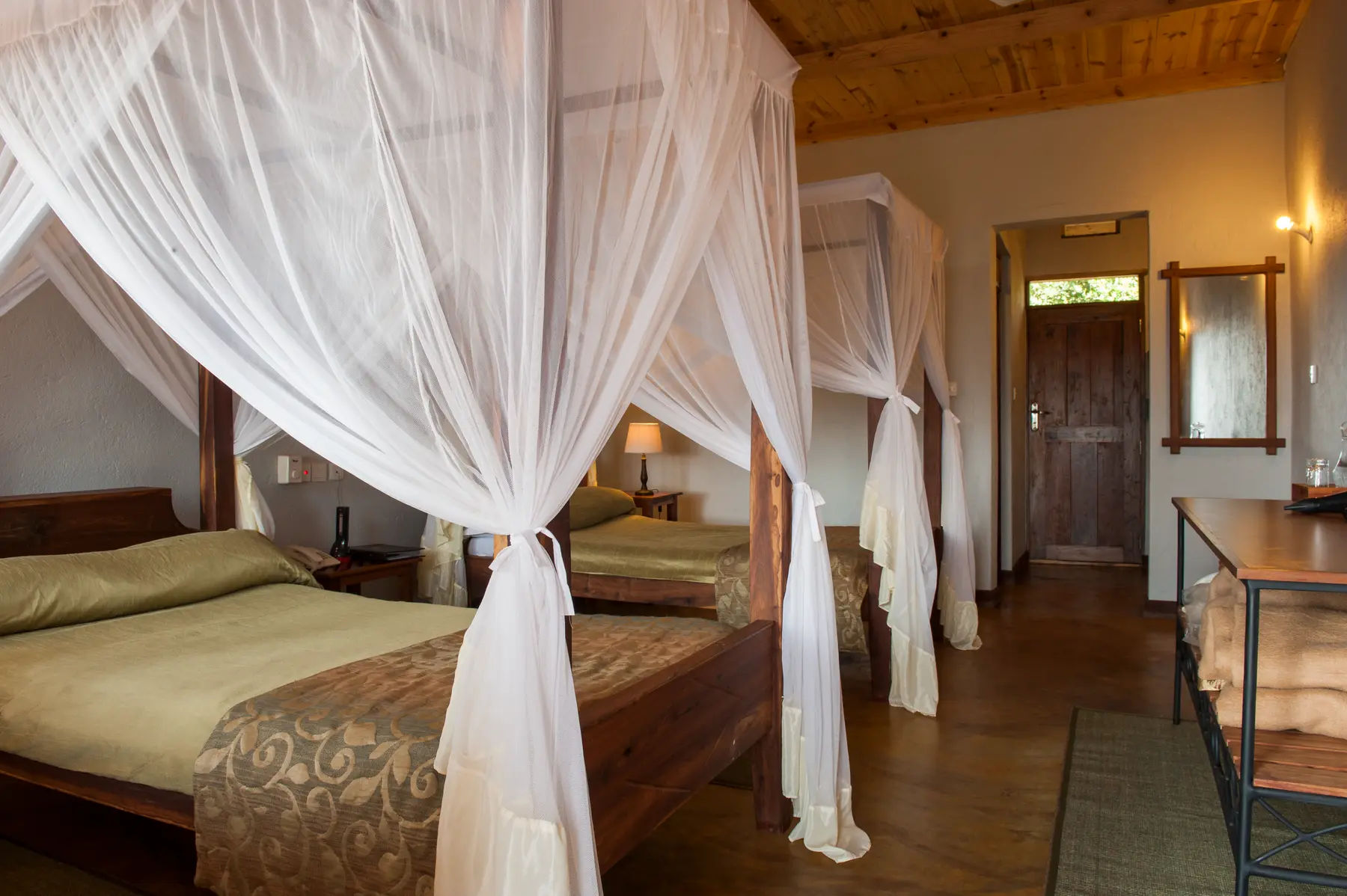 Garden room with four-poster beds