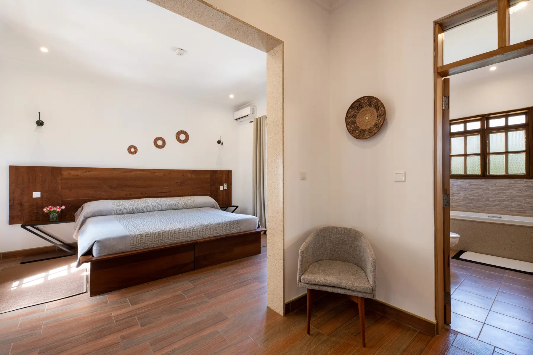 Standard bedroom with king bed