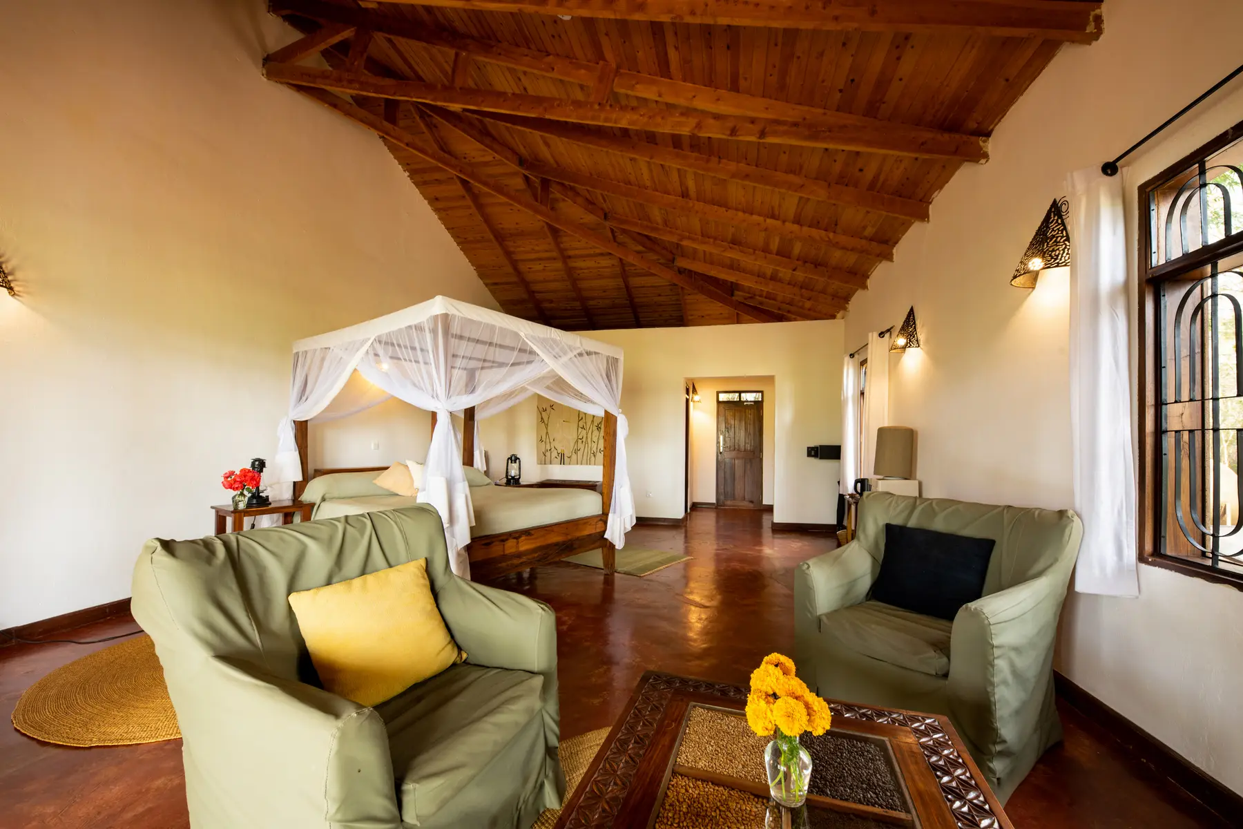 Spacious room with four-poster bed and sitting area